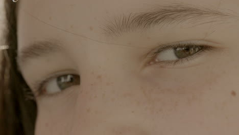 Extreme-Nahaufnahme-Auf-Hübschen-Braunen-Augen-Eines-Jugendlich-Mädchens,-Während-Sie-Sich-Umdreht-Und-In-Die-Kamera-Schaut