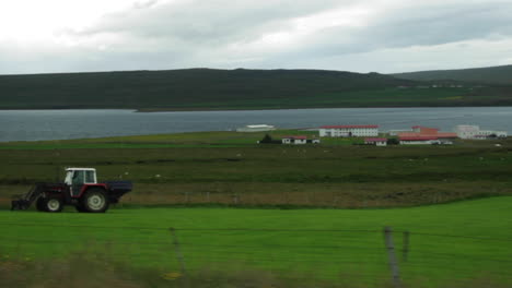 Coche-Conduciendo-Por-Un-Paisaje-Abierto-En-Islandia