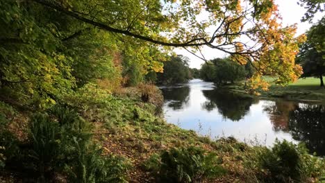 Der-Fluss-Don-In-Der-Nähe-Von-Kemnay-Aberdeenshire-Schottland-Mit-Herbstfarben