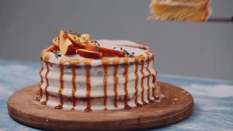 Schneiden-Sie-Ein-Stück-Kuchen-Mit-Pfirsich--Und-Karamellglasur-Mit-Einem-Messer
