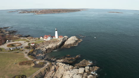 Luftaufnahme-Von-Portland-Maine-Scheinwerfer,-Cushing-Island-Im-Hintergrund