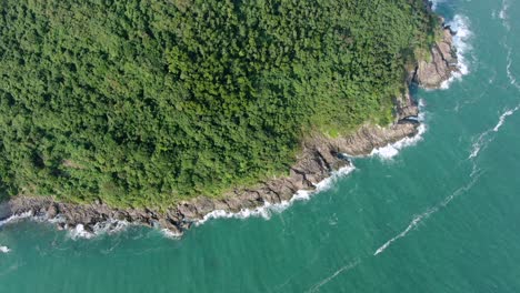 Vista-Aérea-De-Una-Isla-Rocosa-Irregular,-Rodeada-De-Naturaleza-Verde-Y-Exuberante-Y-Agua-De-La-Bahía-De-Hong-Kong
