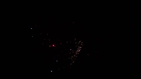 Explosive-sparkling-swirling-Fireworks-in-dark-New-Year's-Eve-night-in-Rotterdam,-the-Netherlands
