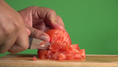 Hände,-Die-Eine-Tomate-Auf-Einem-Chroma-Hintergrund-Würfeln