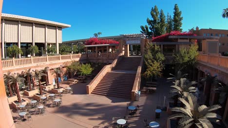 El-Patio-De-La-Biblioteca-Hayden-En-El-Campus-De-La-Universidad-Estatal-De-Arizona-En-Tempe,-Arizona-Está-Desierta-Mientras-La-Universidad-Trabaja-A-Través-De-La-Cuarentena-Covid-19