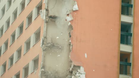 Blick-Auf-Betonblöcke-Und-Materialien,-Die-Während-Des-Abrisses-Eines-Wolkenkratzers-Herunterfallen
