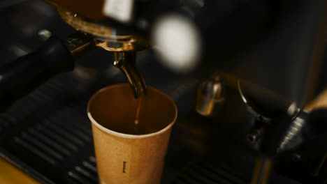 Un-Primer-Plano-En-ángulo-Alto-Deslizándose-Alrededor-De-Una-Máquina-De-Espresso-Sirviendo-Café-Caliente-En-Una-Taza-De-Espresso