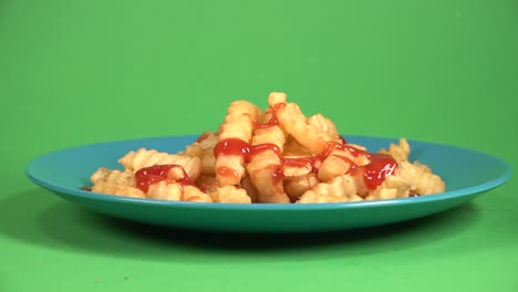 Ketchup-Auf-Pommes-Frites-Auf-Chroma-Hintergrund-Gegossen