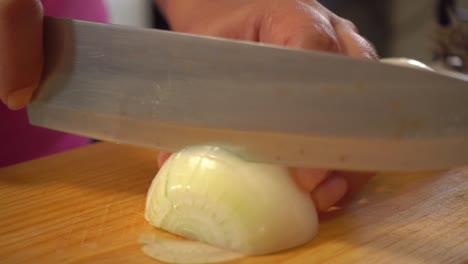 A-white-onion-sliced-on-a-cutting-board