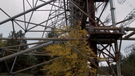 Herbstliche-Bäume-Unter-Der-Rostigen-Stahlkonstruktion-Der-Duga-antenne-An-Der-Duga-radarstation-In-Der-Sperrzone-Von-Tschernobyl-In-Prypjat,-Ukraine
