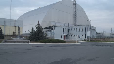 Der-Neue-Sarkophag-Von-Tschernobyl-In-Der-Ukraine---Nach-Oben-Geneigter-Schuss