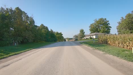 Pov-Während-Der-Fahrt-Auf-Einer-Schotterstraße-Im-Ländlichen-Iowa-Im-Frühherbst