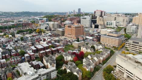 Filmische-Luftbildaufnahme-In-Oakland,-Pittsburgh,-PA,-USA
