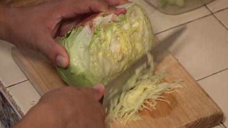 Hände-Zerkleinern-Einen-Salat-Auf-Einem-Schneidebrett