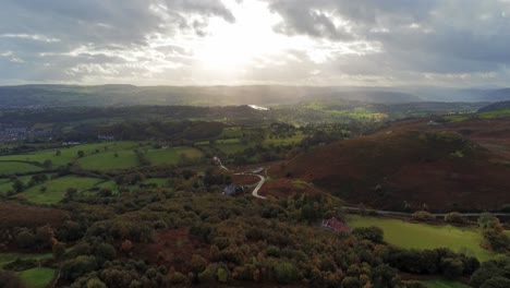 Sonnenstrahlen-Bewegen-Sich-über-Ländliche-Englische-Ackerland-Landschaft-Frühe-Morgendämmerung-Luftbild-Absteigend