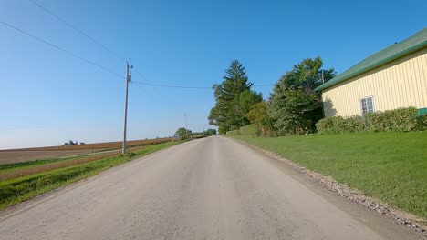 Pov-Mientras-Conduce-Por-Un-Camino-Rural-De-Grava-En-La-Zona-Rural-De-Iowa-A-Fines-Del-Verano