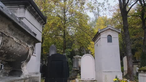 Seitliche-Verfolgung-Eines-Alten-Friedhofs-Mit-Winzigen-Familiengruften