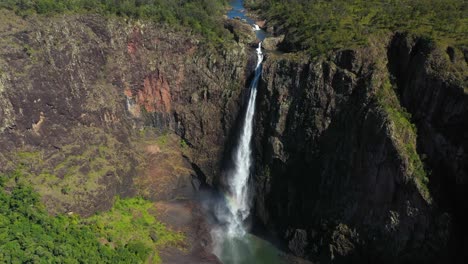 Beautiful-Wallaman-Falls,-horsetail-waterfall,-aerial-pull-away-reveal