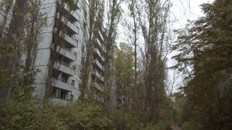 Verlassenes-Mehrfamilienhaus-In-Der-Zone-Des-Kernkraftwerks-Tschernobyl-In-Prypjat,-Ukraine-Im-Herbst