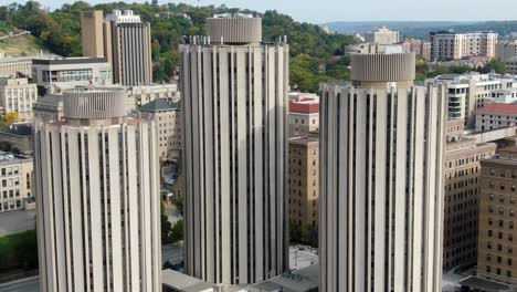 Altos-Edificios-Circulares-De-Estilo-De-Los-Años-60-En-El-Campus-Universitario-Y-Alojamiento-Para-Estudiantes-En-Pittsburgh,-Pa,-Ee.uu.