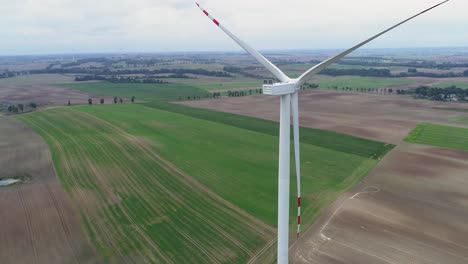 Windkraftanlagen-Zur-Erzeugung-Sauberer-Energie-Stehen-Tagsüber-Auf-Dem-üppigen-Grünen-Feld-In-Kwidzyn,-Woiwodschaft-Pommern,-Polen