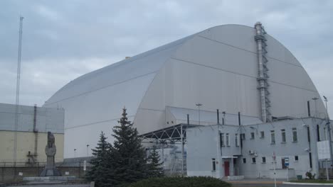 Der-Neue-Sichere-Einschluss-Im-Kernkraftwerk-Tschernobyl-In-Seiner-Endgültigen-Position-In-Der-Nähe-Von-Prypjat,-Ukraine---Volle-Aufnahme