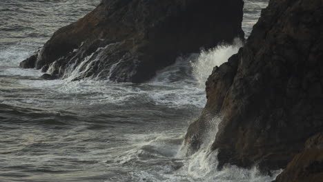 Pacific-Ocean-Waves-Breaking-Under-Cliffs-of-American-Coastline,-Slow-Motion-120-fps
