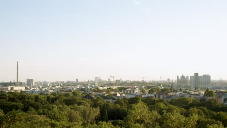 Vista-Del-Paisaje-Urbano-De-Berlín-Con-árboles-Verdes-Y-Torres-En-Verano