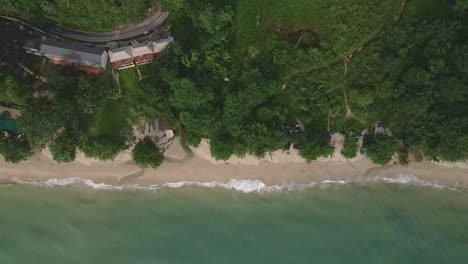 Luftaufnahme-Aus-Der-Vogelperspektive-Eines-Beliebten-Touristischen-Strandziels-Mit-Strandbungalow-Resort,-Keine-Touristen-Am-Strand-In-Thailand-Aufgrund-Der-Auswirkungen-Von-Covid-Auf-Globales-Reisen-Und-Tourismus