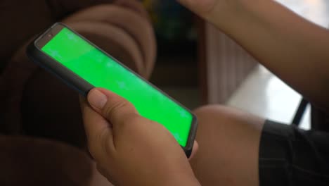 Lateral-view-of-hands-taping-on-an-smartphone-chroma-screen