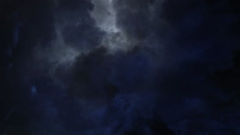 Ein-Gewitter-Mit-Blitzen-In-Der-Nacht-Am-Himmel-Mit-Dunklen-Wolken
