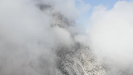 Fliegen-Zwischen-Den-Wolken,-Großer-Berg,-Der-Hinter-Dem-Hintergrund-Gipfelt,-Tre-Cime-Nationalpark,-Italien
