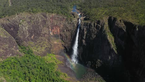 Wunderschöner-Hoher-Wasserfall,-Der-über-Die-Schlucht-Kaskadiert,-4k-Luftlandschaft