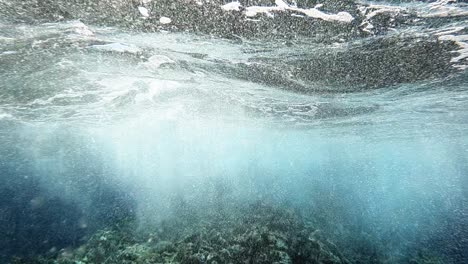 POV-Unterwasser-Tauchaufnahme-Mit-Wunderschönen-Korallenriffen,-Felsen-Und-Wasserblasen-Bei-Sonnenlicht