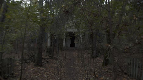 Jardín-De-Infantes-Abandonado-En-El-Bosque-En-La-Aldea-De-Kopachi,-Zona-De-Exclusión-De-Chernobyl,-Pripyat,-Ucrania---Tiro-De-Mano