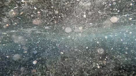 Schnorcheln-Durch-Viele-Epische-Wasserblasen-Während-Einer-Unterwasser-Abenteuerreise