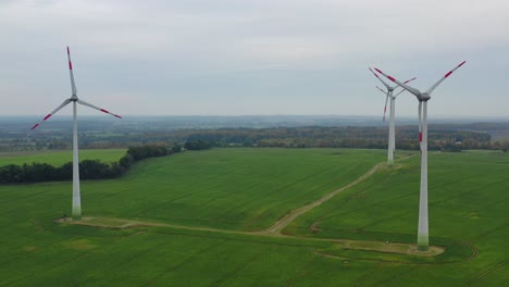 Eine-Drohne-Schoss-Auf-Windkraftanlagen,-Die-Auf-Einem-Feld-Stehen