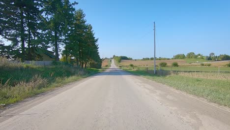Pov-Mientras-Conduce-Por-Una-Carretera-Pavimentada-Del-Condado-En-La-Zona-Rural-De-Iowa-A-Principios-De-Otoño