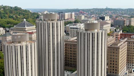 Aerial-of-dormitory-buildings-at-University-of-Pittsburgh-campus-in-Pennsylvania,-USA