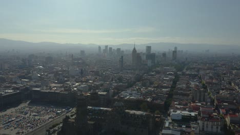 Drone-Asciende-Para-Revelar-Los-Rascacielos-De-La-Ciudad-De-México-Con-El-Famoso-Zócalo-En-Primer-Plano