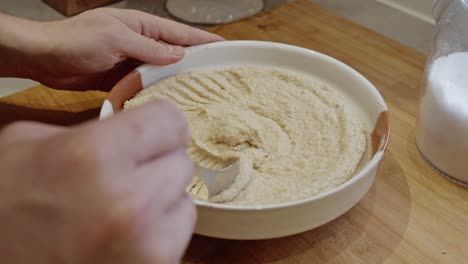 Koch-Dekoriert-Frisch-Zubereiteten-Hummusteller