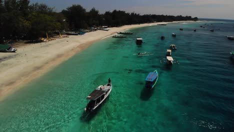 Top-down-ansicht-Des-Bootes,-Das-Sich-Der-Insel-Gili-Nähert,-Türkisfarbenes-Wasser-Und-Korallenriff,-Gili-Air,-Gili-Trawangan,-Bali,-Lombok,-Indonesien