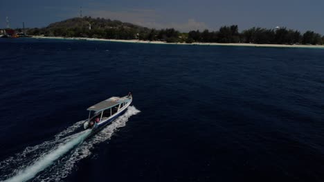 Luftaufnahmen-Eines-Bootes-Von-Der-Seite,-Das-Zwischen-Der-Insel-Gili-Air-Und-Gili-Trawangan,-Lombok-In-Indonesien-Segelt