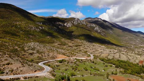 Paisaje-De-Montaña-Con-Carretera-Panorámica-En-El-Hermoso-Parque-Natural-De-Prespa-En-Albania