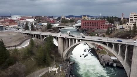 Cars-Driving-At-The-Monroe-Street-Bridge-Across-Spokane-River-In-Washington-On-A-Cloudy-Day---aerial,-slow-motion