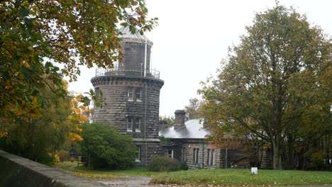 Bidston-Hill-Lighthouse-Historisches-Wahrzeichen-Im-Herbstlaub-Und-Regen
