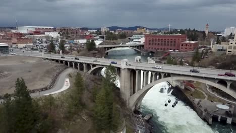 Cars-Crossing-Over-Spokane-River-Through-Monroe-Street-Bridge-In-Washington---aerial,-slow-motion