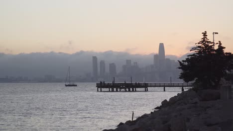 Boot-Segelt-Von-Einem-Angelsteg-In-Der-Bucht-Von-San-Francisco