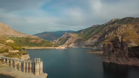 Luftaufnahme-Eines-Staudamms-Im-Süden-Spaniens