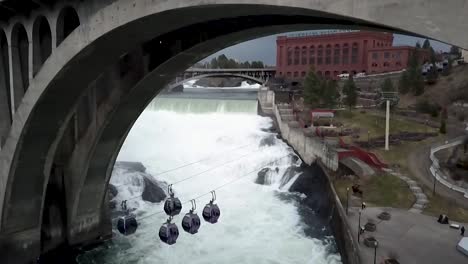 Spokane-Falls-SkyRide---Static-Cable-Cars-Under-The-Bridge-In-Spokane-Falls,-Washington---aerial